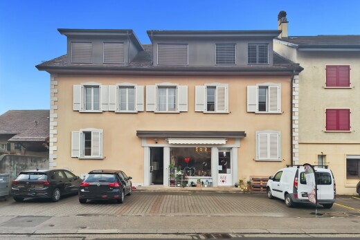 façade avec day time, auvent, et bardage en stuc