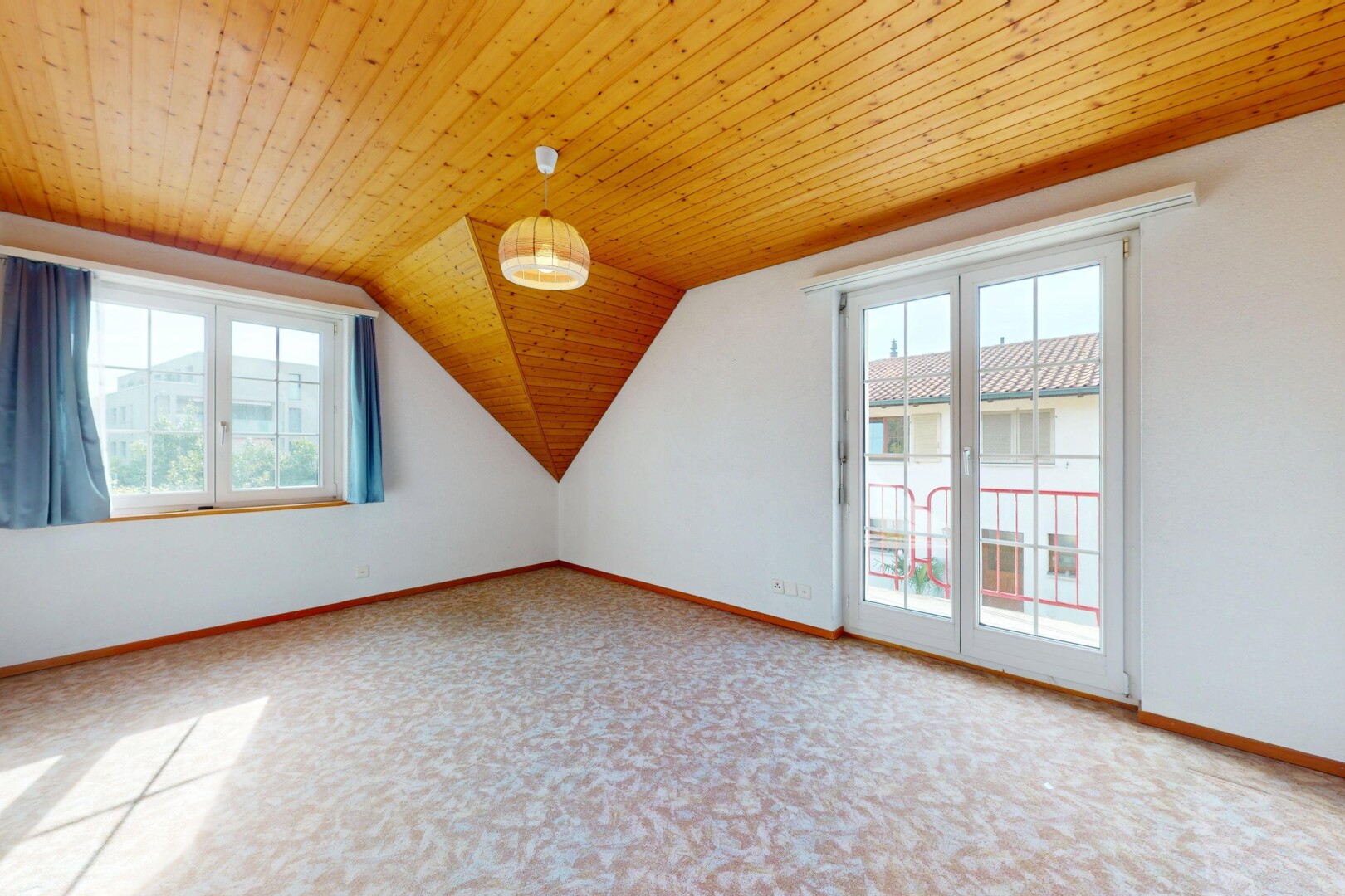 pièce vide avec lumière naturelle, natural light, cloison sèche, drywall, et inside property