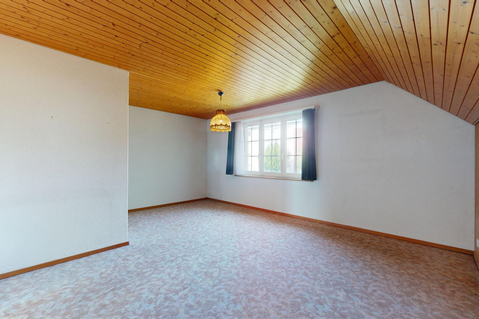 pièce vide avec wood ceiling, plafond en bois, natural light, lumière naturelle, et inside property
