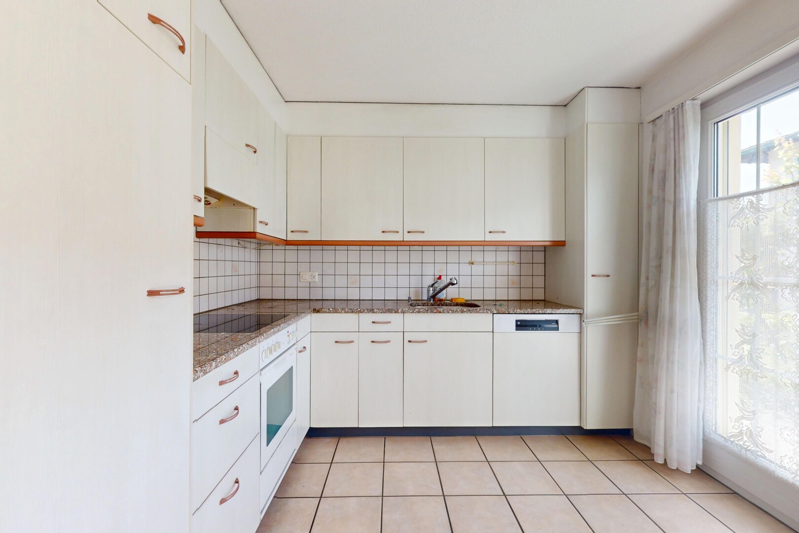 cuisine avec lave-vaisselle, natural light, lumière naturelle, backsplash, et dosseret