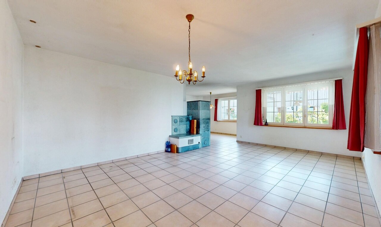 pièce vide avec lustre remarquable, cloison sèche, drywall, lumière naturelle, et natural light