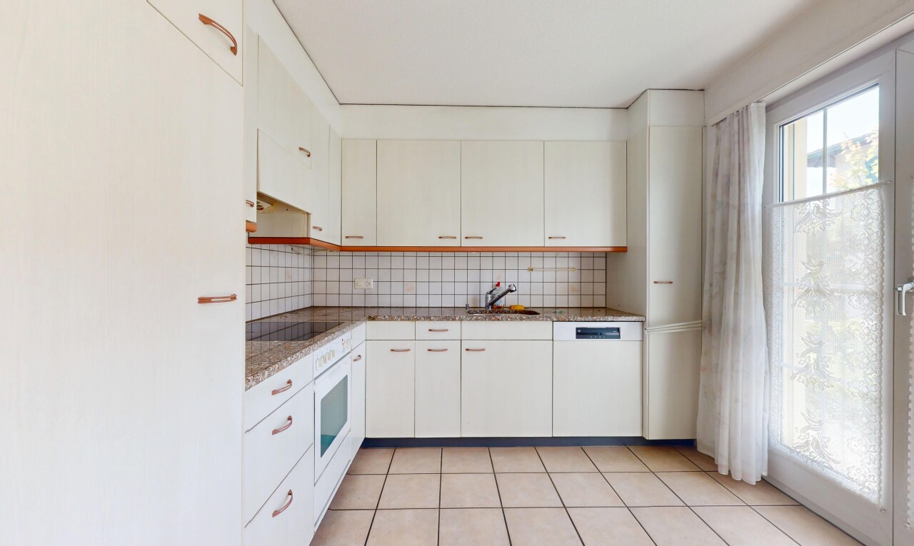 cuisine avec lave-vaisselle, natural light, lumière naturelle, backsplash, et dosseret