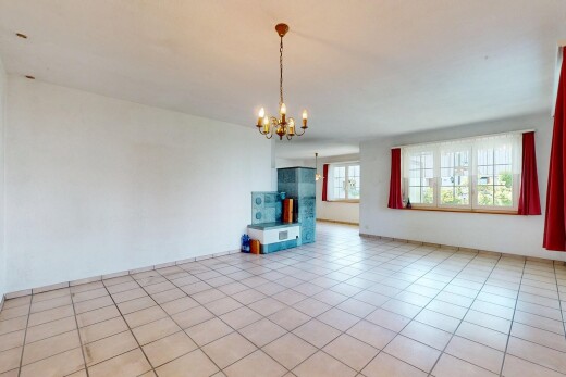 leerer raum mit bemerkenswerter kronleuchter, gipskartonwand, drywall, natürliches licht, und natural light