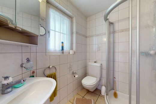 salle de bains avec inside property, natural light, lumière naturelle, tile wall, et mur en carrelage