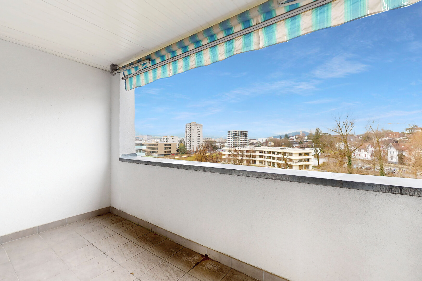 balcon avec balcon et vue sur la ville