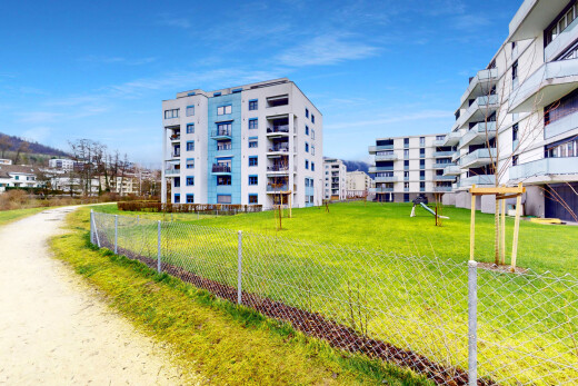 extérieur du bâtiment avec clôture