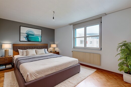 chambre avec lumière naturelle, radiateur, et parquet