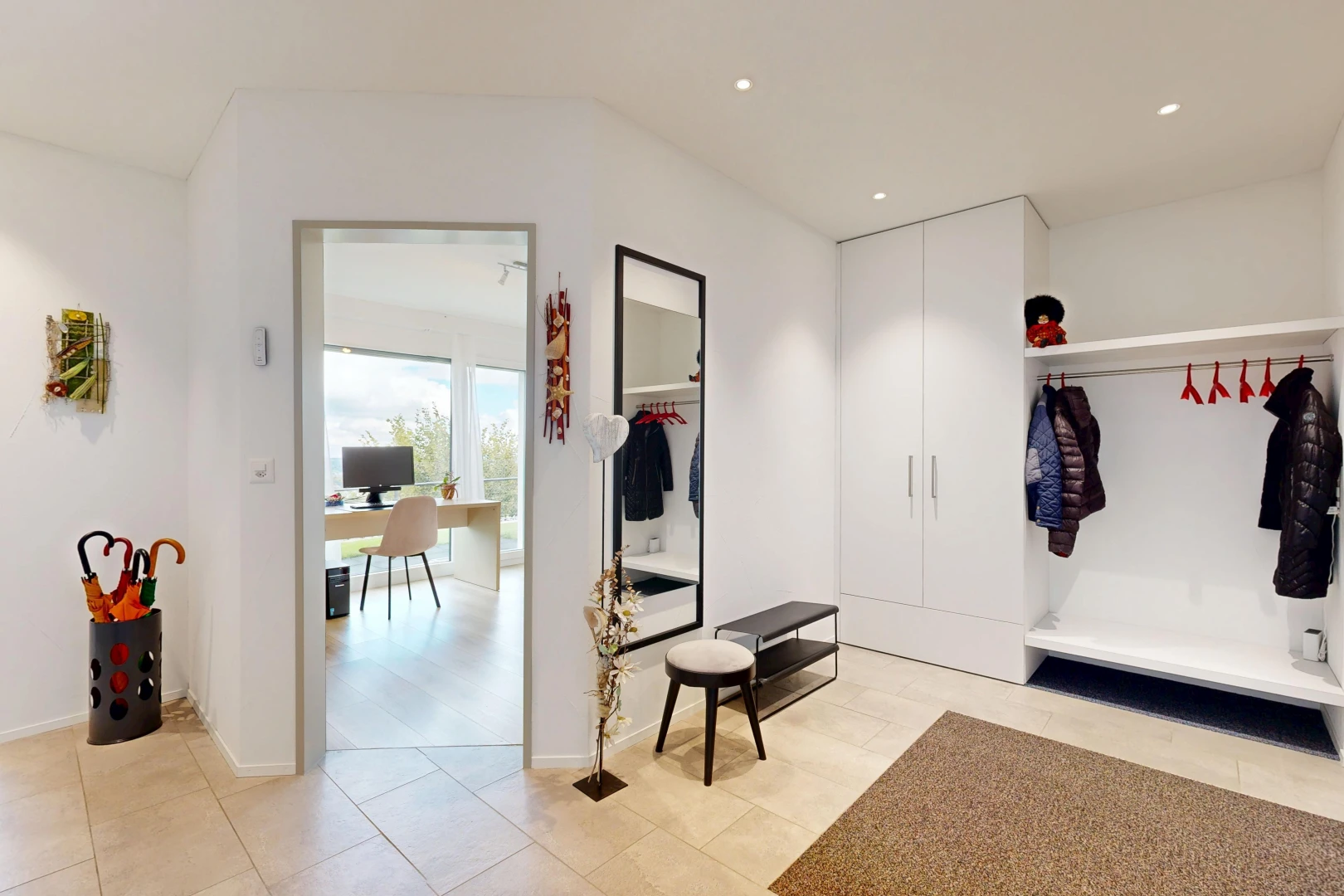halle / korridor mit einbauleuchten, drywall, gipskartonwand, light floor, und fernseher
