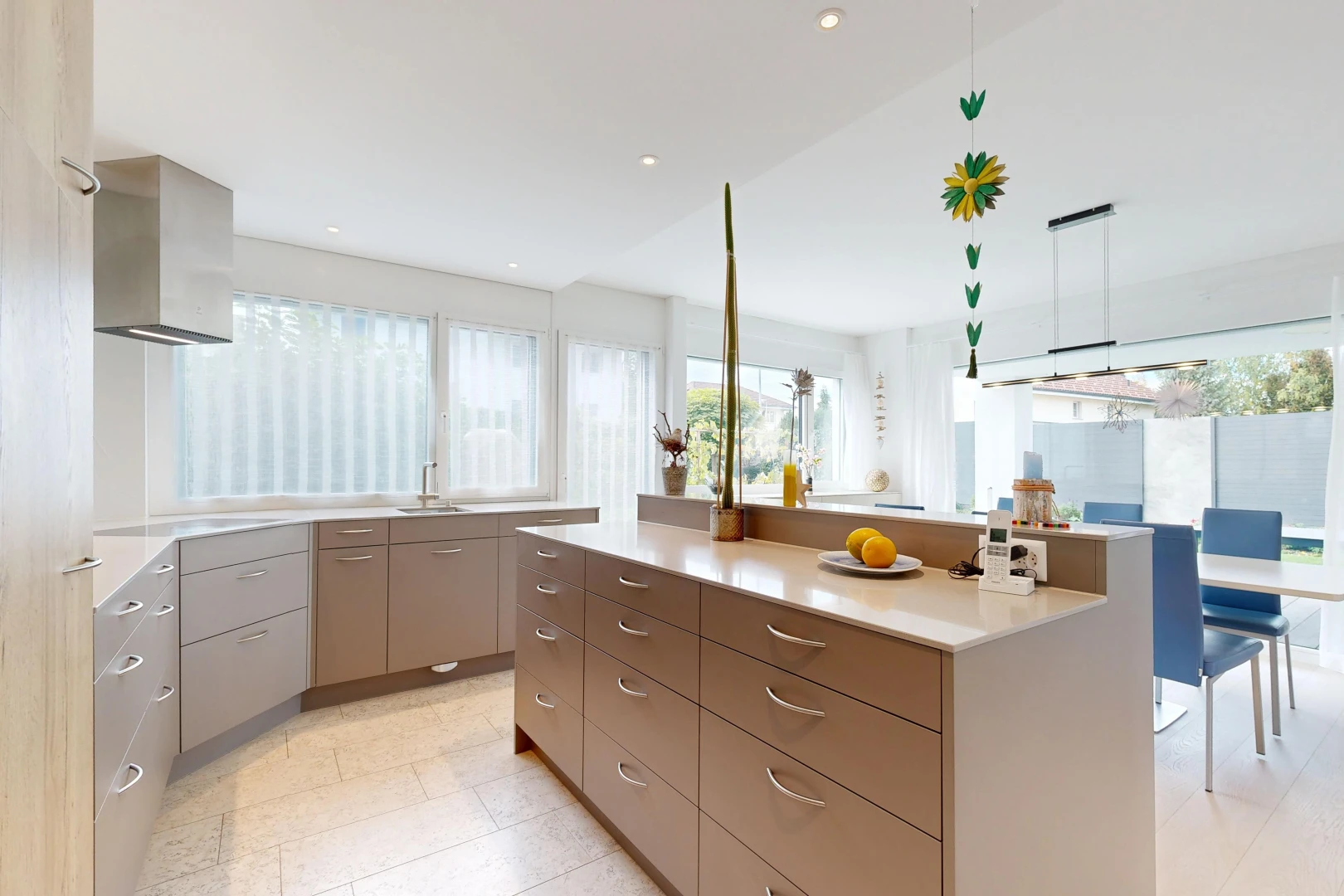 küche mit light floor, light countertops, schränke mit flachen paneelen, flat panel cabinets, und kücheninsel