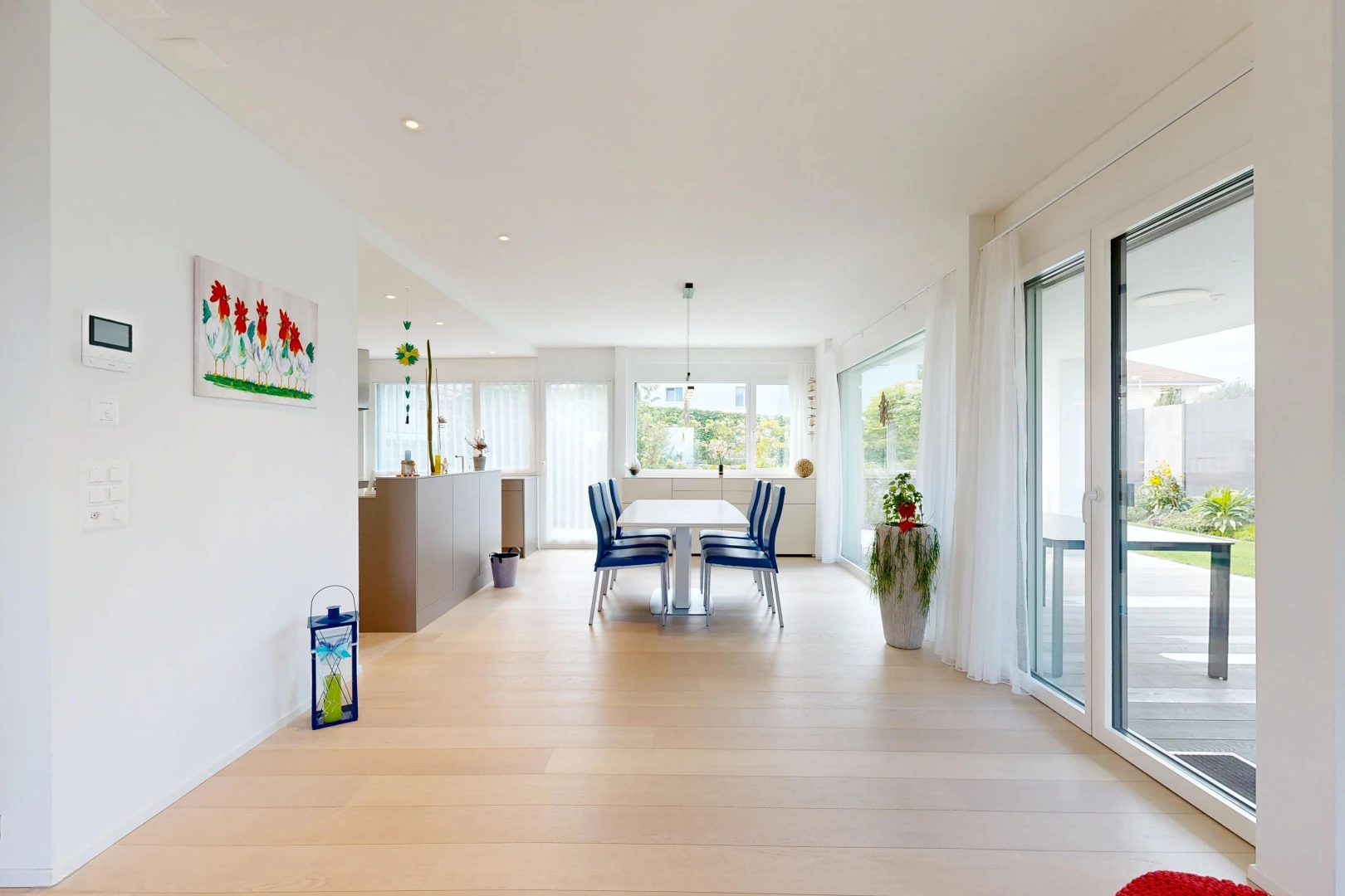 esszimmer mit außenzugang, gipskartonwand, drywall, einbauleuchten, und holzfußboden