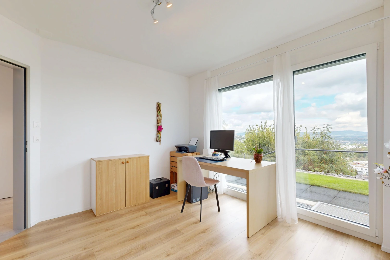 büro mit gipskartonwand, drywall, holzfußboden, wood finish floor, und fernseher
