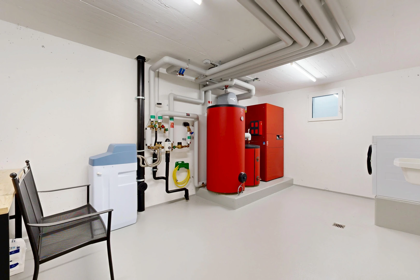 wäschekammer mit natürliches licht, gipskartonwand, drywall, inside property, und betonboden