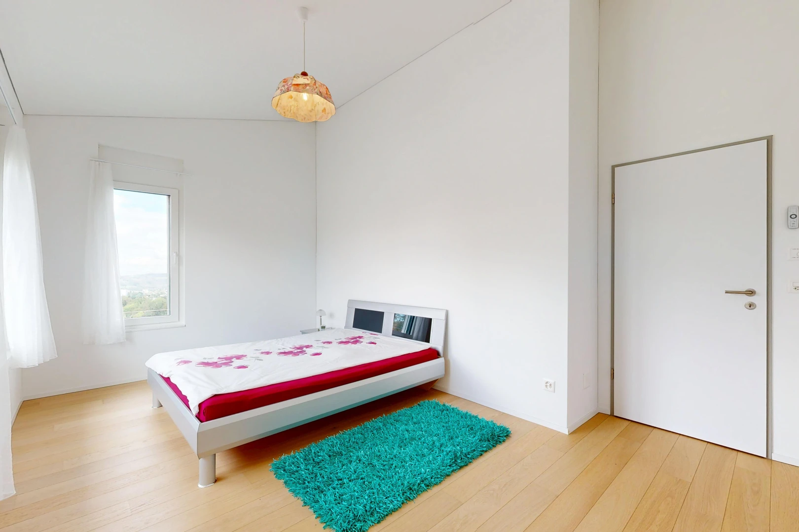 zimmer / schlafzimmer mit wood finish floor, holzfußboden, vaulted ceiling, dachschräge, und drywall