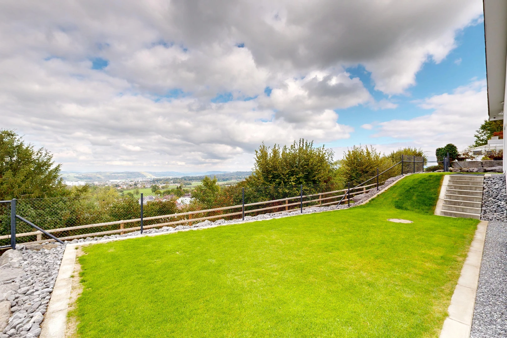 garten mit from property, view focus, zaun, und rasen
