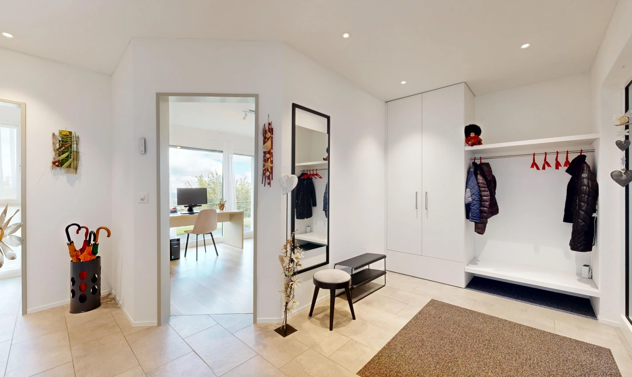 halle / korridor mit einbauleuchten, drywall, gipskartonwand, light floor, und fernseher