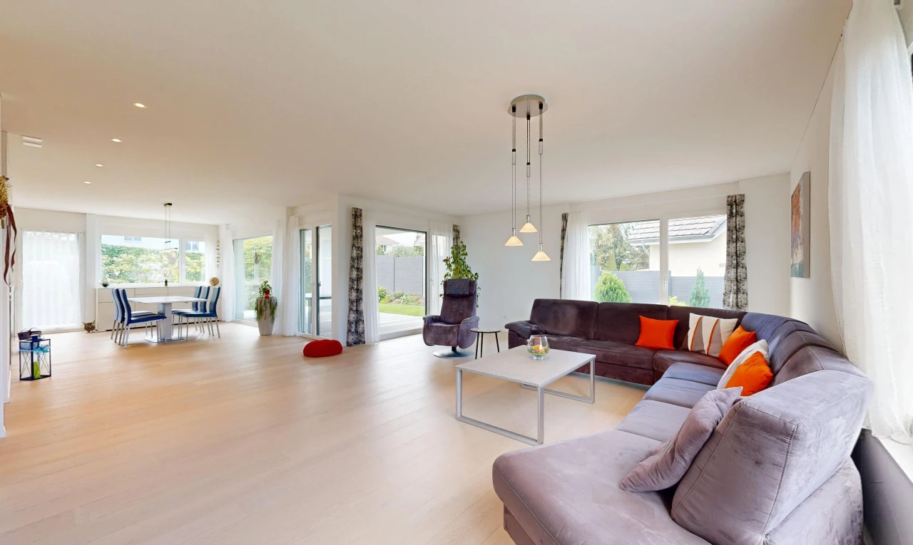 wohn- / esszimmer mit außenzugang, pendelleuchte, gipskartonwand, drywall, und natürliches licht