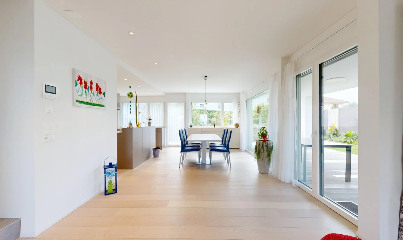 esszimmer mit außenzugang, gipskartonwand, drywall, einbauleuchten, und holzfußboden