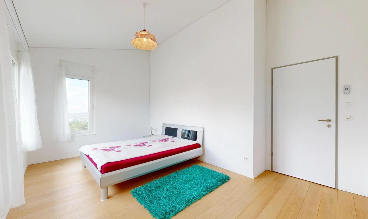 zimmer / schlafzimmer mit wood finish floor, holzfußboden, vaulted ceiling, dachschräge, und drywall