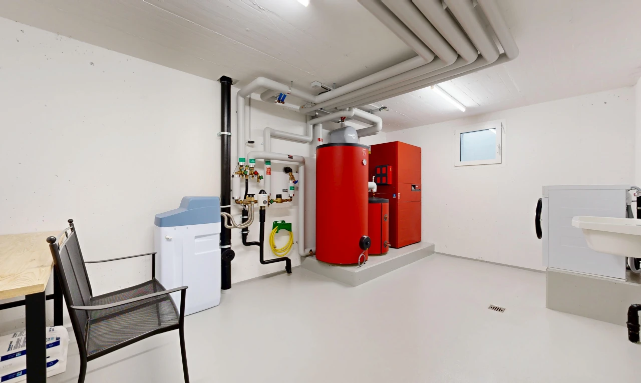 wäschekammer mit natürliches licht, gipskartonwand, drywall, inside property, und betonboden