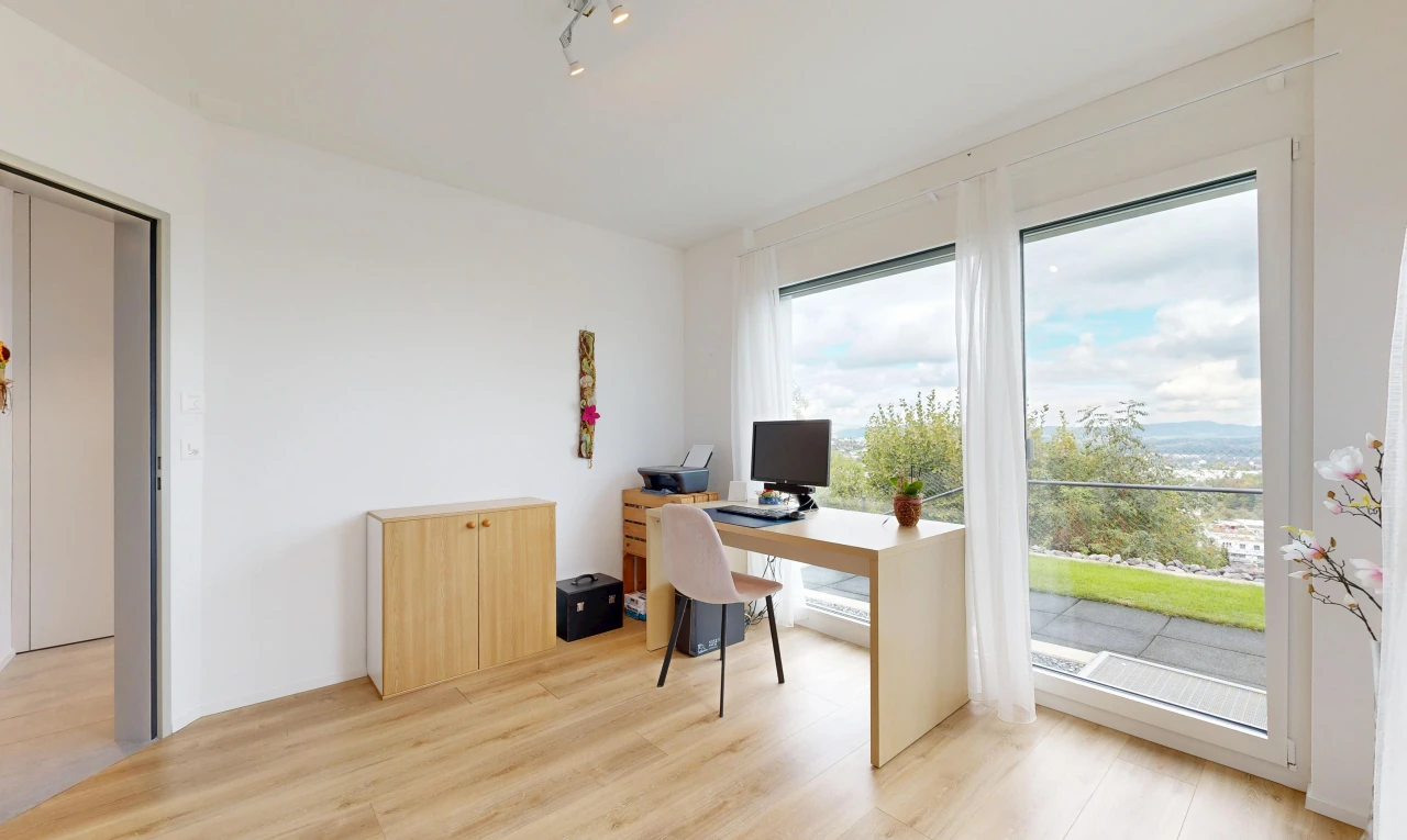 büro mit gipskartonwand, drywall, holzfußboden, wood finish floor, und fernseher