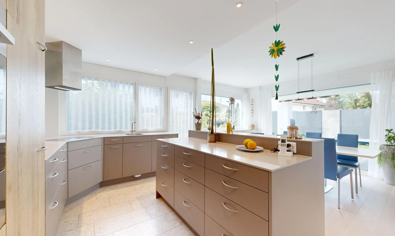 küche mit light floor, light countertops, schränke mit flachen paneelen, flat panel cabinets, und kücheninsel