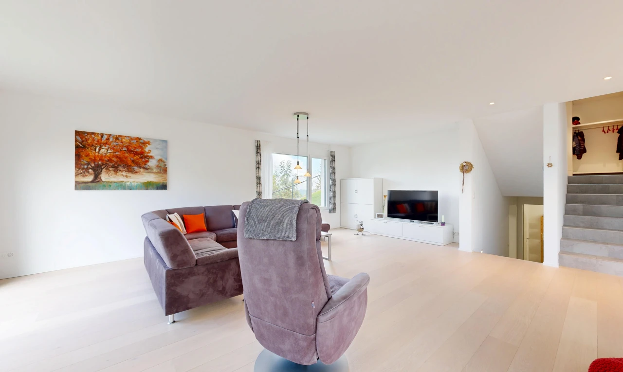 wohnzimmer mit treppen, drywall, gipskartonwand, fernseher, und carpet stairs