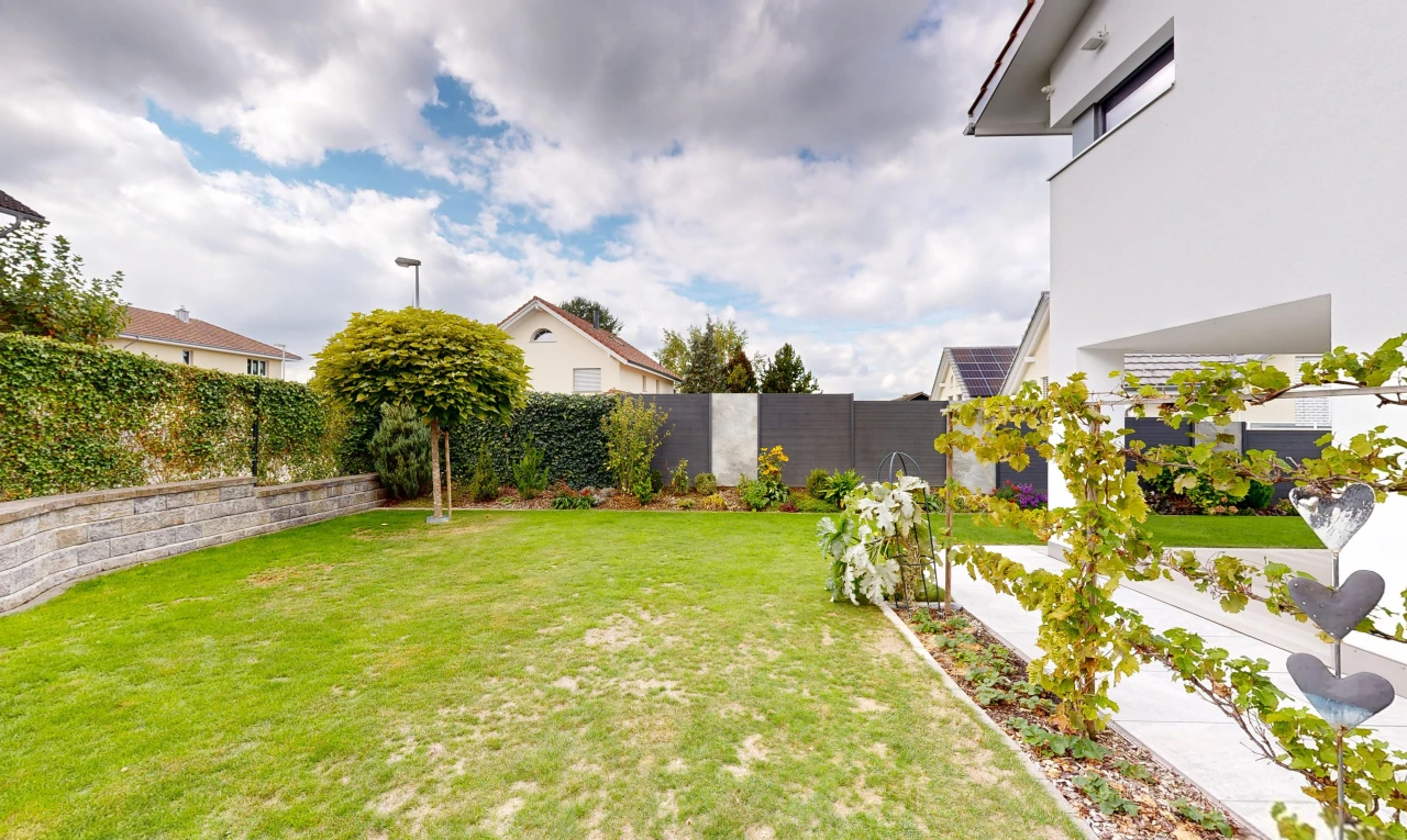 garten mit zaun, rasen, und from property