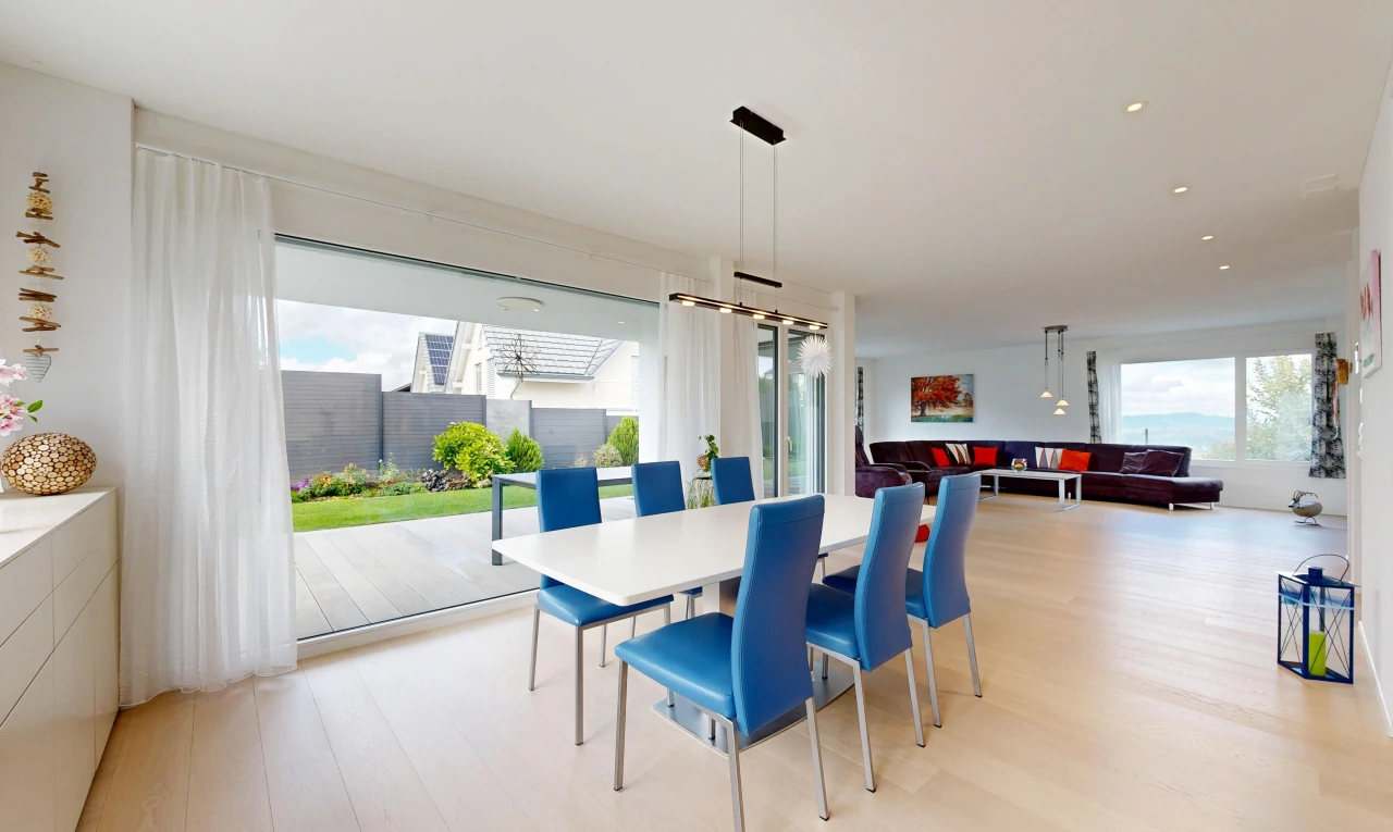 esszimmer mit außenzugang, wood finish floor, holzfußboden, light floor, und inside property