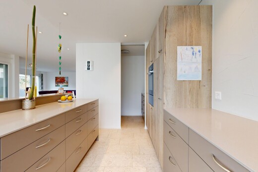 küche mit schränke mit flachen paneelen, flat panel cabinets, light countertops, light floor, und einbauleuchten