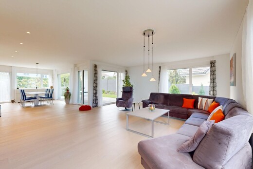 wohn- / esszimmer mit außenzugang, pendelleuchte, gipskartonwand, drywall, und natürliches licht