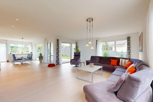wohn- / esszimmer mit außenzugang, pendelleuchte, gipskartonwand, drywall, und natürliches licht