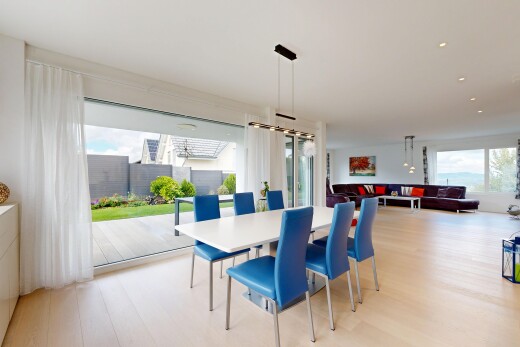 esszimmer mit außenzugang, wood finish floor, holzfußboden, light floor, und inside property