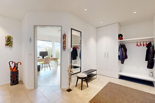 halle / korridor mit einbauleuchten, drywall, gipskartonwand, light floor, und fernseher