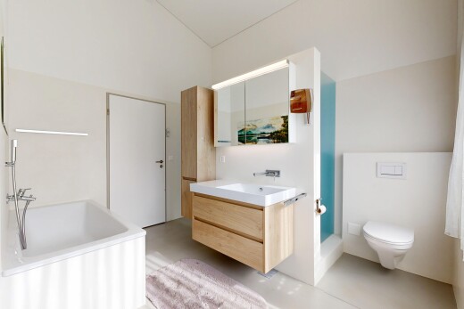 bad mit komplettes badezimmer, bad, schminktisch, spiegel, und high ceiling