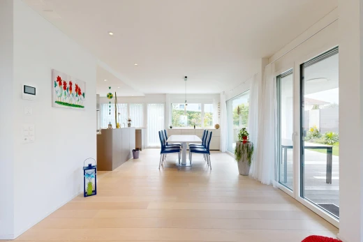 esszimmer mit außenzugang, gipskartonwand, drywall, einbauleuchten, und holzfußboden