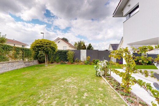 garten mit zaun, rasen, und from property