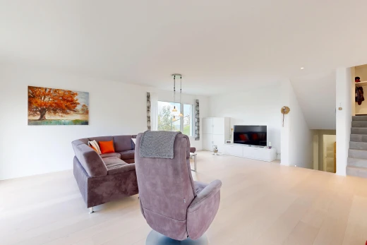 wohnzimmer mit treppen, drywall, gipskartonwand, fernseher, und carpet stairs