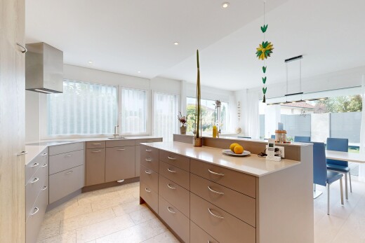 küche mit light floor, light countertops, schränke mit flachen paneelen, flat panel cabinets, und kücheninsel