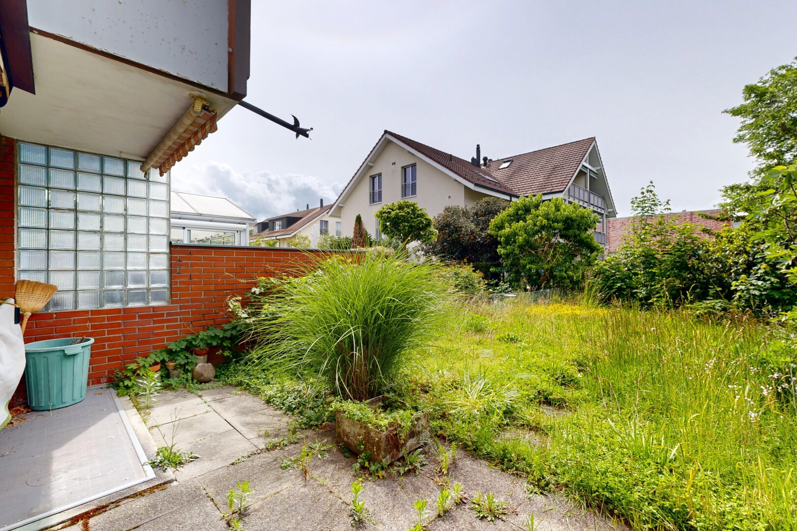 garten mit zaun und from property