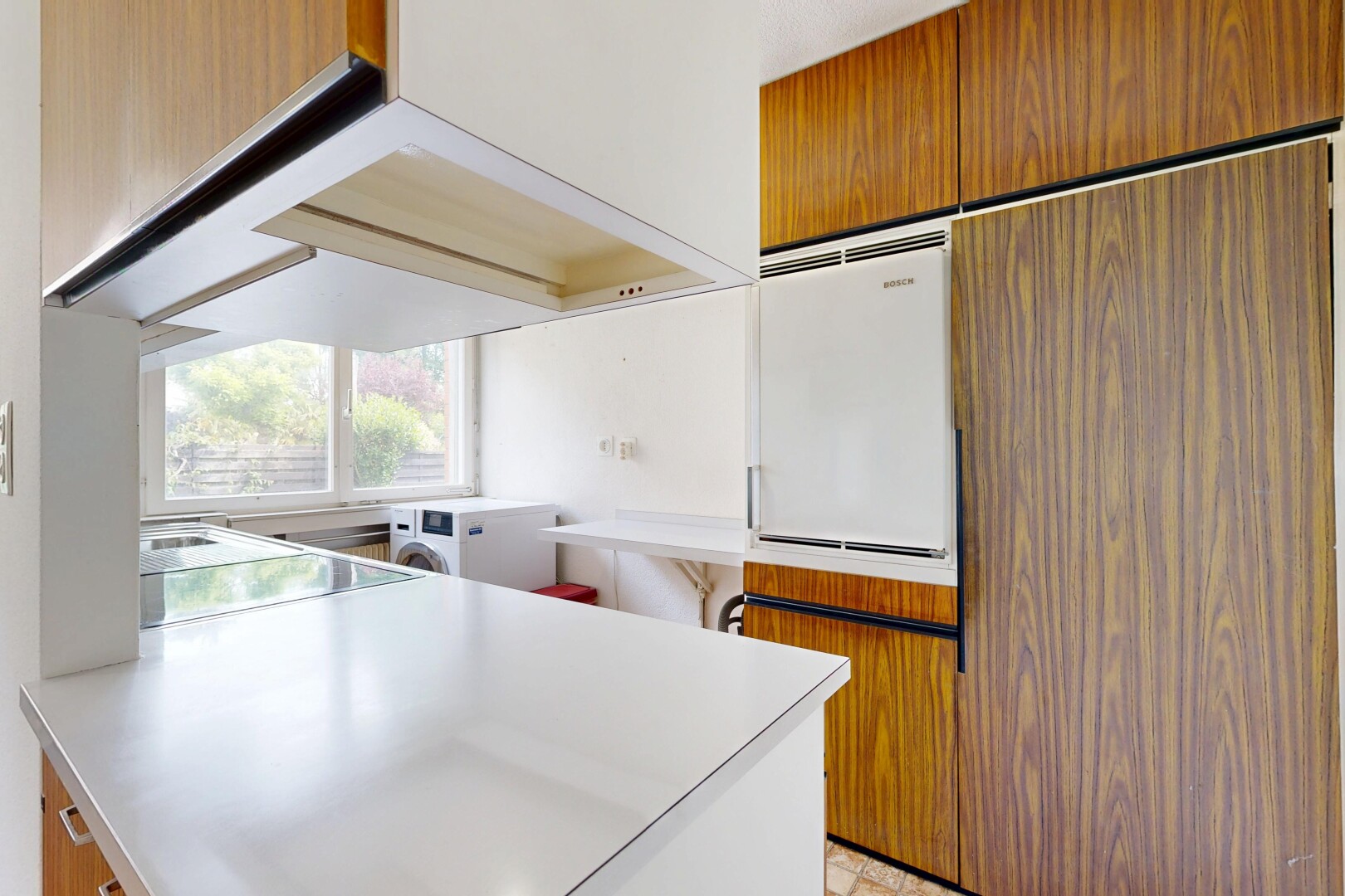 küche mit light countertops, arbeitsplatten, light floor, medium brown cabinets, und mittelbraune schränke