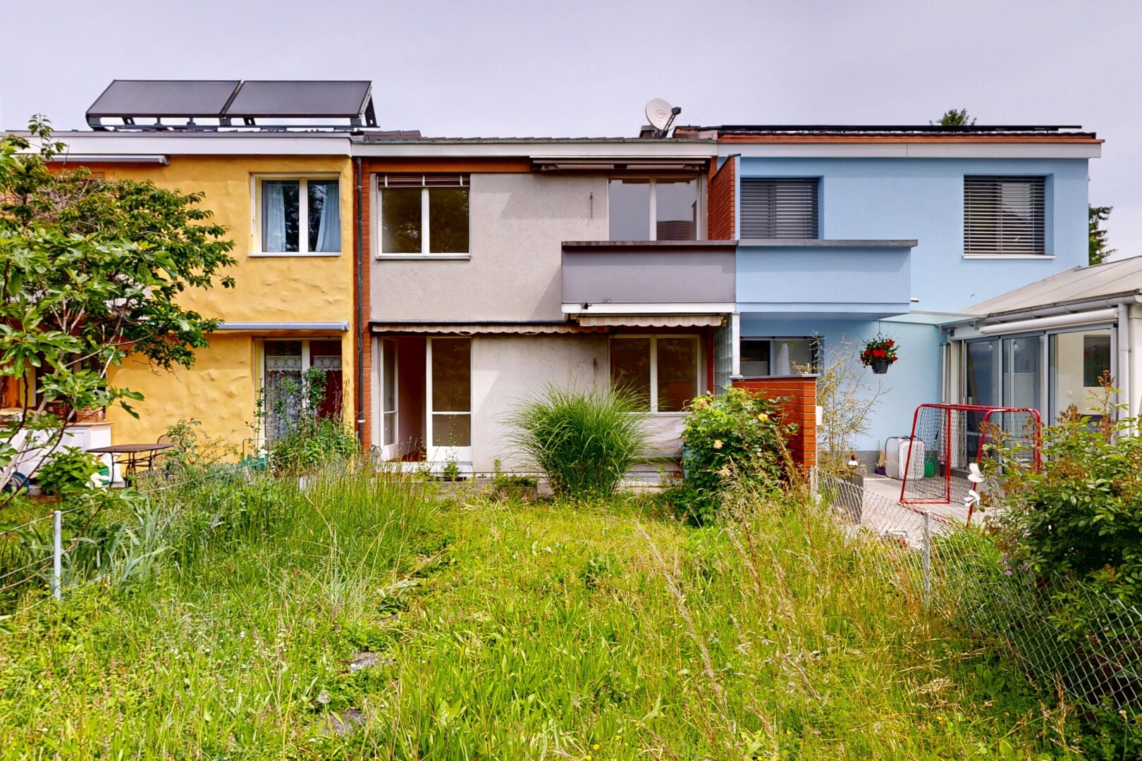 außenansicht mit stuckverkleidung, property visible, und overcast