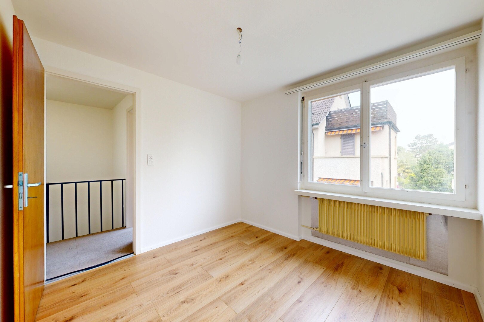 leerer raum mit holzfußboden, wood finish floor, kühler, inside property, und gipskartonwand