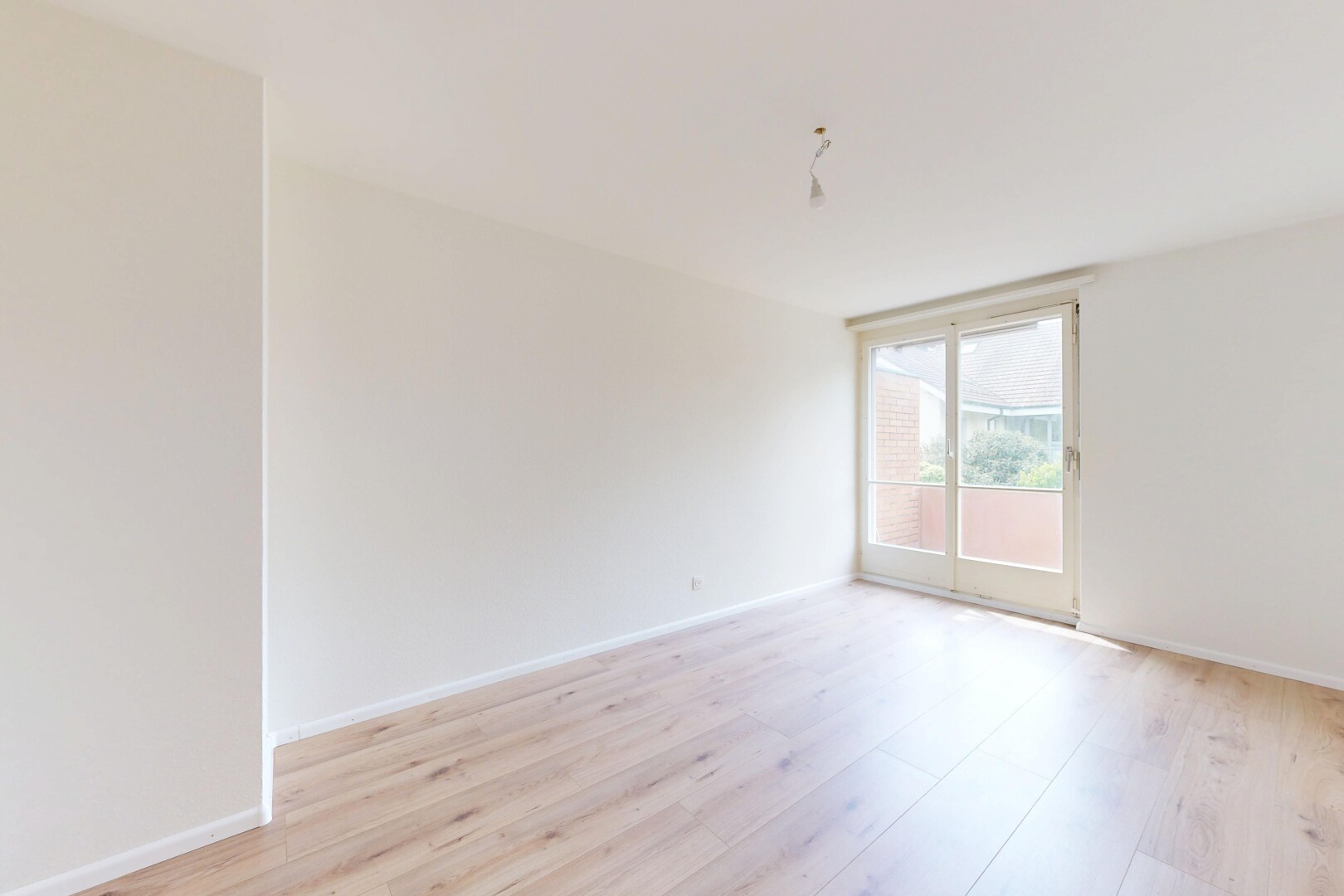 leerer raum mit gipskartonwand, drywall, natürliches licht, natural light, und holzfußboden