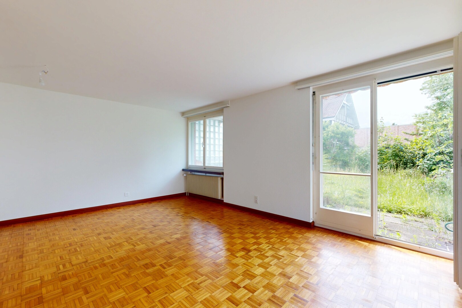 leerer raum mit parquet floor, inside property, holzfußboden, wood finish floor, und gipskartonwand