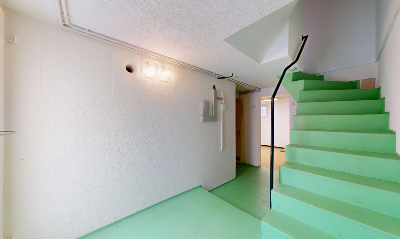 treppe mit treppen, concrete floor, betonboden, finished concrete floor, und textured ceiling