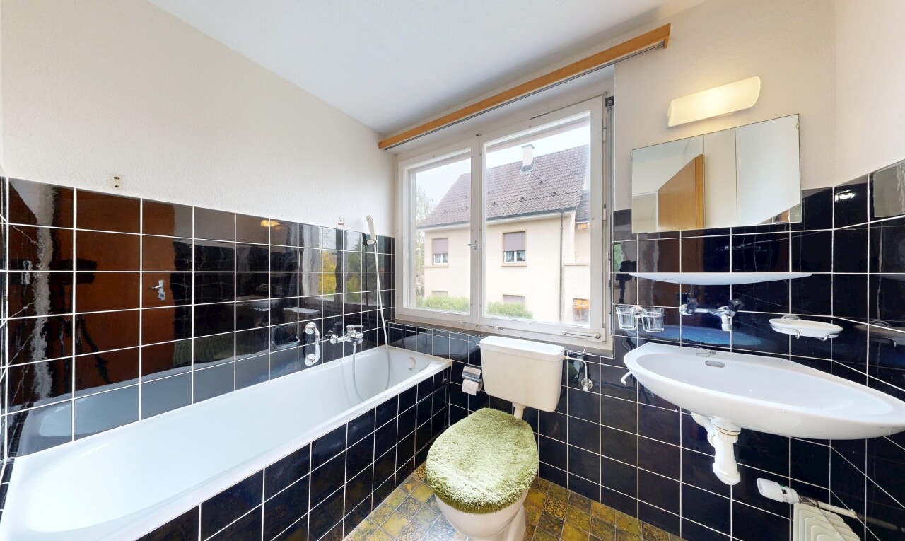 bad mit bad, spiegel, waschbecken, tile wall, und fliesenwand