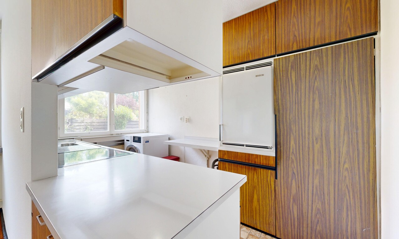 küche mit light countertops, arbeitsplatten, light floor, medium brown cabinets, und mittelbraune schränke