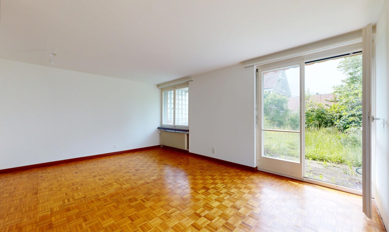 leerer raum mit parquet floor, inside property, holzfußboden, wood finish floor, und gipskartonwand