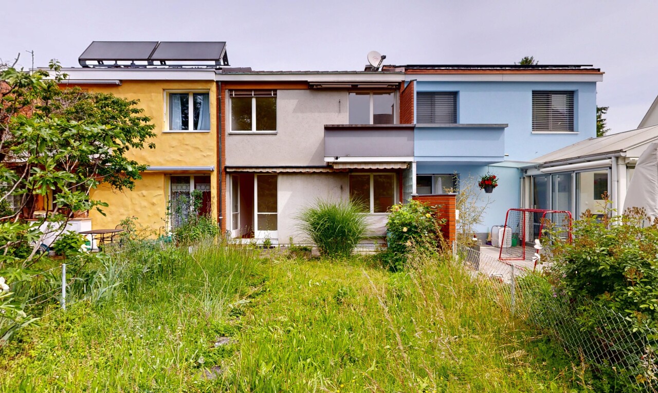 außenansicht mit stuckverkleidung, property visible, und overcast