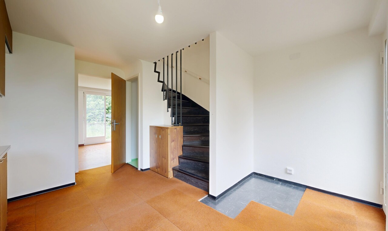 leerer raum mit treppen, gipskartonwand, drywall, inside property, und natural light